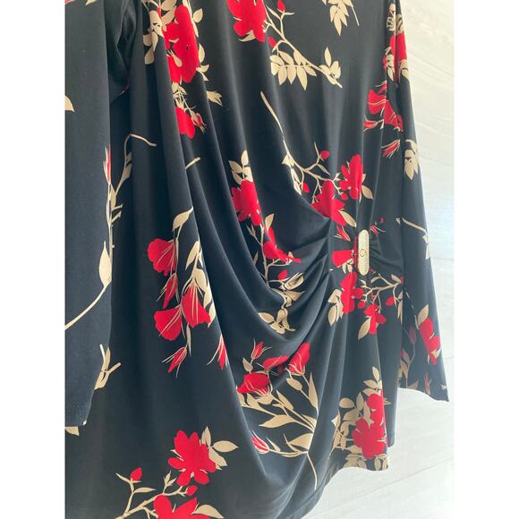 Black top with red flowers - Picture 3 of 4